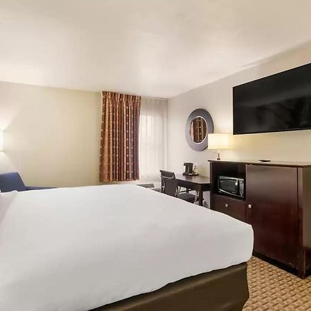 Hotel Clarion Pointe Abingdon Esterno foto